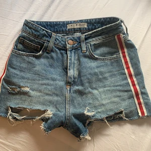 Jeans Shorts - Säljer dessa snygga jeans shorts som tyvärr inte passar mig längre. Nästa aldrig använda och i bra skick. Köparen står för frakt💗