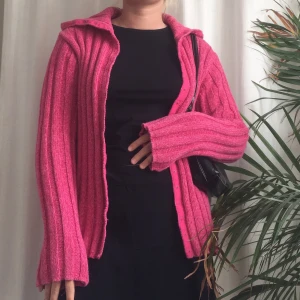 Kofta med polokrage och knappar - Superfin rosa kofta, stängs med knappar. Mycket fint skick💘💘