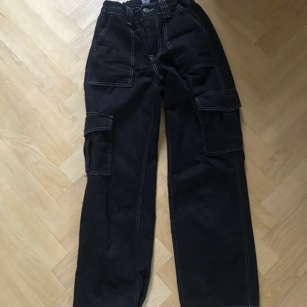 Svarta jeans från UO med vita sömmar, använda ca 2 gånger och är i så gott som nytt skick. Snygg passform men säljer då dom är för korta för mig. Köpta för ca 700kr, säljer för 450+frakt! Kan eventuellt mötas upp i Stockholm annars😌. Jeans & Byxor.
