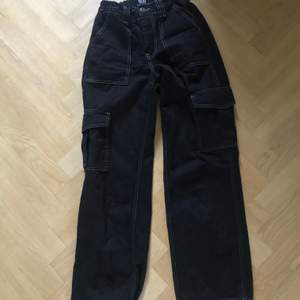 Svarta jeans från UO med vita sömmar, använda ca 2 gånger och är i så gott som nytt skick. Snygg passform men säljer då dom är för korta för mig. Köpta för ca 700kr, säljer för 450+frakt! Kan eventuellt mötas upp i Stockholm annars😌