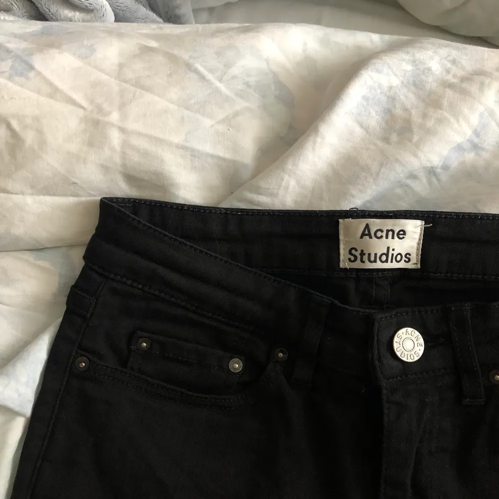 Ett par svarta slim fit jeans från Acne, avklippta längst ner så går till ovanför ankeln på mig som är 164! Frakt tillkommer. Jeans & Byxor.