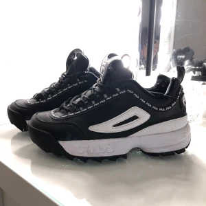 Fila skor - Fila skor i storlek 37, ganska använda men inte sönder någonstans. Frakten ingår