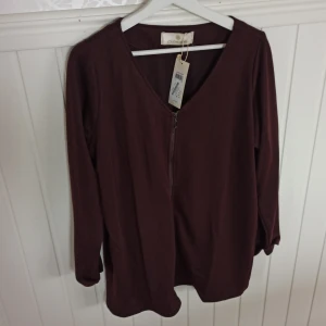 Kofta i sweatshirttyg aldrig använd - Kofta i sweatshirttyg med prislappen kvar. 