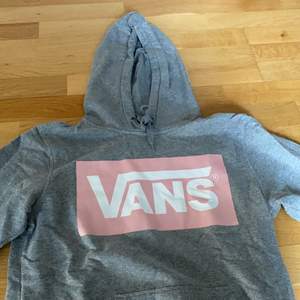 Riktigt fin och skön vans hoodie! Väldigt fint skick och sitter inte som en xs, skulle säga mer som en S/M på mig som brukar ha S i kläder! 🥰 