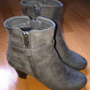  - Strl 41 Endast testade inomhus Nypris: 499kr Säljer för 200kr plus frakt