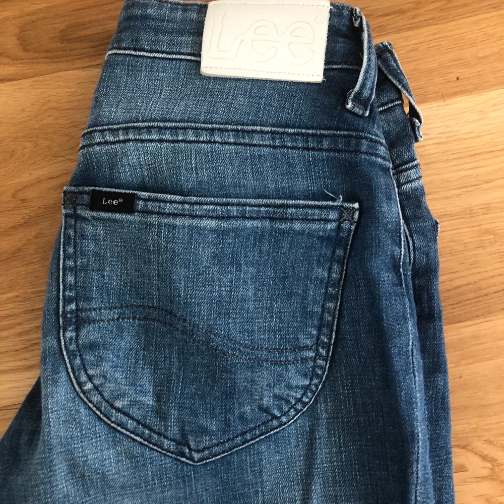 Snygga vintage jeans från Lee! Frakt 79kr. Står tyvärr inte vilken storlek, men passar mig utmärkt som är storlek 34:) Endast Swish!. Jeans & Byxor.