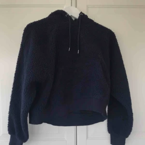 Hoodie - En supermysig hoodie från monki i mjukt teddymaterial! Aldrig använd! Mörkblå i strl XS men passar mig som är en S. Är lite tjockare så skulle säga att man skulle kunna ha den som en vår- och höstjacka också!🥰 