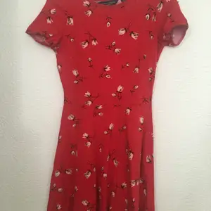 Röd klänning i bomul. Strl 34, använd fåtal gånger. Köpare står för frakt eller möter upp i Malmö 🌸