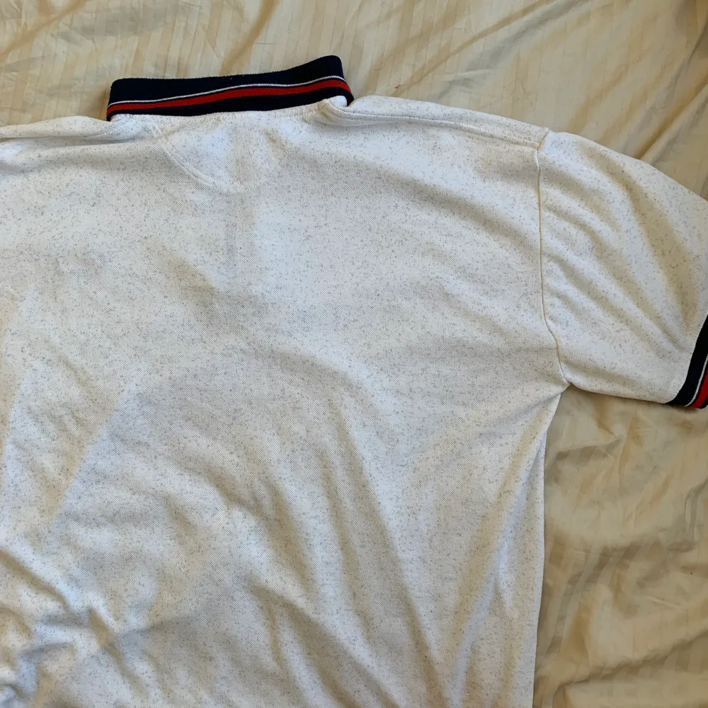 En nike polotröja som jag köpte på Humana. Produkten har använts 1 gång och den sitter ganska oversized. Frakt ingår 😇. T-shirts.