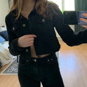 Croppad jeansjacka - Jeansjacka från lager 157 som jag själv klippt av en gång i tiden 😆 Inte helt jämnt avklippt men låter det vara så jag inte råkar förstöra den hehe