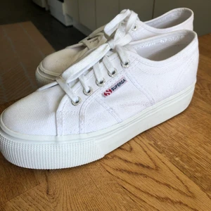 SUPERGA 2790 Linea Up Down storlek 37 - Säljer mina sprillans nya SUPERGA-sneakers, endast använda en gång. Storlek 37. På grund av att jag har väldigt smala fötter sitter de tyvärr inte så bra på mig. 