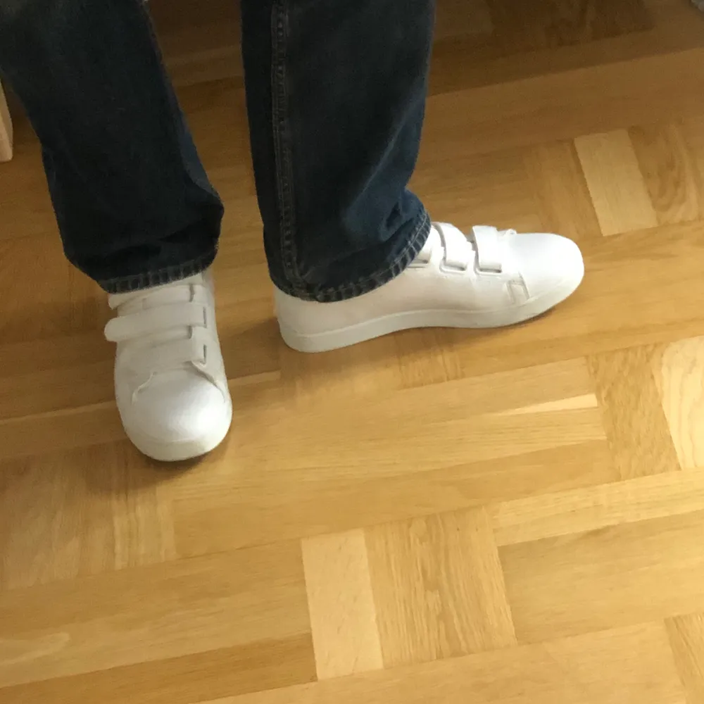 Vita sneakers med tre karborreband. Storlek 39 och enbart använda en gång:)) Fraktar gärna skorna o då tillkommer fraktkostnad annars kan jag mötas upp!. Skor.