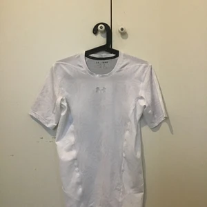 Under armour tränings tröja Strl M - Compressor tröja så ska sitta tajt.