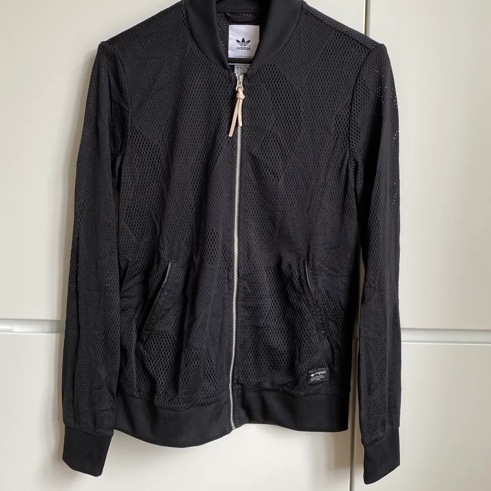 Adidas originals mesh bomber jacket. Oversized cut, size 38.  Excellent condition, never worn.. Jackor.