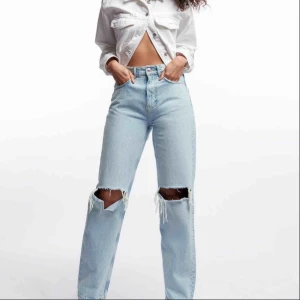  - Säljer helt nytt par av 90 high waist Storlek : 34  Lappar och allting kvar   Bud 