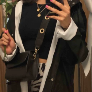  - Säljer väska + axelrem. Skicka för fler bilder. Frakt tillkommer