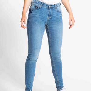 Säljer dessa jeans, knappt använda eftersom det inte är min stil, det står storlek xs på ddm men skulle mer säga s.