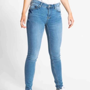  - Säljer dessa jeans, knappt använda eftersom det inte är min stil, det står storlek xs på ddm men skulle mer säga s.