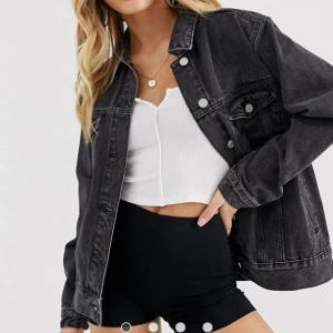Missguided Jeansjacka storlek 38 - Missguided oversized jeansjacka som köptes på Asos och har använts ett par gånger men i nyskick✨ Jättemjuk och inte så styv som vissa jeansjackor är! Skriv för fler bilder och info 💞 250 kr + frakt, tar endast Swish!