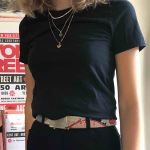  - Säljer denna marin blåa t-shirt från Weekday i storlek XS