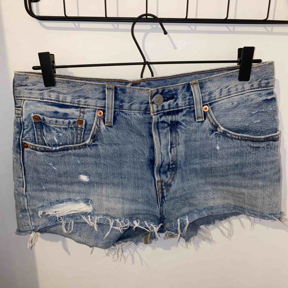 Säljer mina snygga shorts ifrån Levis då dom är försmå för mig. Använda ett antal gånger . Shorts.
