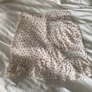 Kjol - En jättefin trändig kjol som tyvärr inte passade mig. Passar perfekt nu till sommaren🥰 köparen står för frakten 