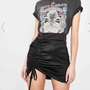 Satin shirt - Slutsåld kjol från dollskill. Oanvänd med tagg kvar. 11kr frakt tillkommer.  Priset kan ej diskuteras och kommer ej besvara medd. Seriösa köpare endast. Tänk på att tullavgift tillkommer när man köper från dolls kill/ usa. Jättefin och superglansig.