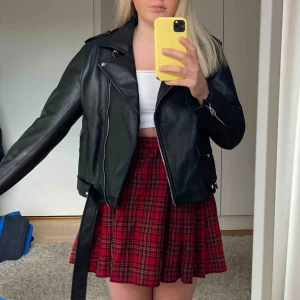  - Grymt najs oversized skinnjacka med verkligen en underbar passform. Den är från Zara men i nyskick, tror inte kollektionen finns kvar längre så passa på!