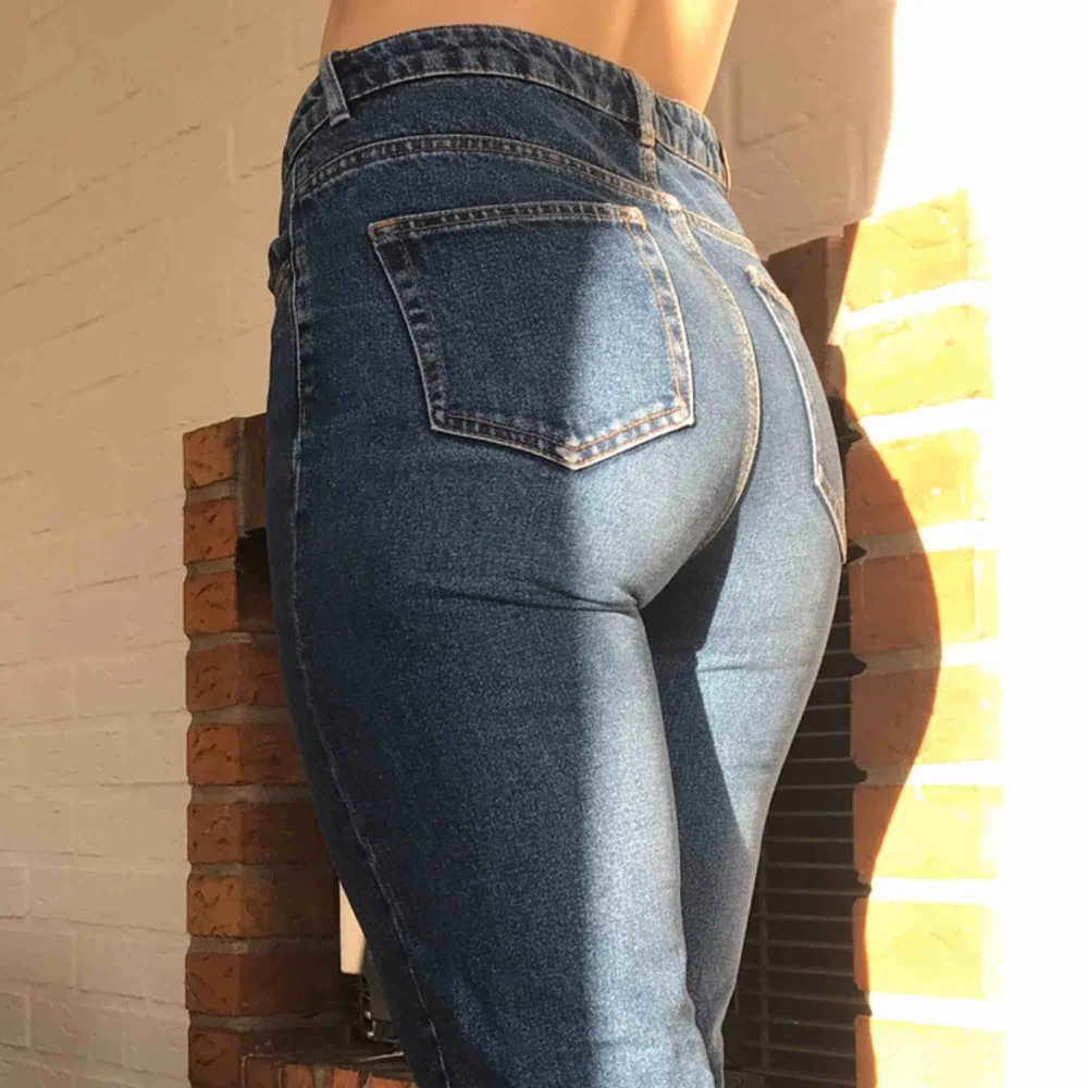Härligt blåa jeans! Inte tighta av sig alls utan mer momjeans! Lite små i storleken, mer åt 36hållet. Tyvärr för små för mig:( 🍒frakten ingår i priset🍒 (dm för fler bilder). Jeans & Byxor.