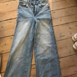 Vida jeans från hm som sitter som en som en smäck! Säljer pågrund av att dem är lite för korta för mig. Ganska liten passform. Nästan helt oanvända💕 