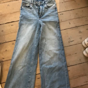 Skitsnygga Wide jeans  - Vida jeans från hm som sitter som en som en smäck! Säljer pågrund av att dem är lite för korta för mig. Ganska liten passform. Nästan helt oanvända💕 