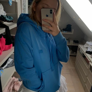 Blå Acne hoodie🦋 - Säljer denna oanvända acne hoodie i en jättefin blå färg! Har glömt bort vilken storlek den är i men skulel säga S/M. Nypris: 4400kr mitt pris: 1500kr