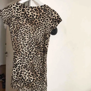  - Leo-tröja som sitter som en smäck! Jag brukar ha den så som på den första bilden, bak och fram liksom, och då blir det rätt hög linning på den vilket är skitsnyggt! 🐆 