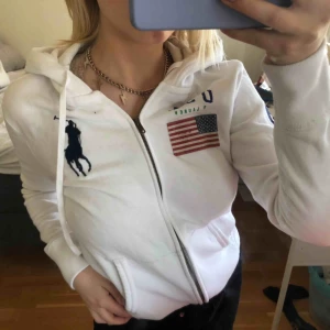  - En vit kofta med 3 balla tryck från Polo Ralph Lauren. Koftan har klassiska amerikanska tryck. I bra sick. Gillar att klä med en jacka. En super cool kofta😎🤗🥳🇺🇸