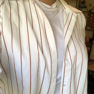 Oversized skjorta från NA-KD -  skjorta säljes i st 42. Har använts fåtal gånger men är en jättefin oversized skjorta. Betalaren står för frakten, alternativt att du är villig att mötas upp i näsbypark. Swish nr: 0702141195 (Lisa Svensson)💕💕