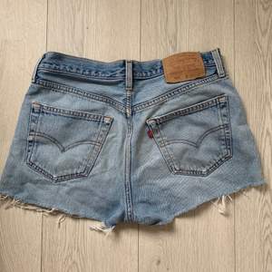 Säljer mina vintage shorts från Levis 501 i strl 32. Superbra skick, köparen står för frakt. Pris kan diskuteras vid snabb affär 