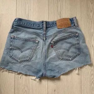 Säljer mina vintage shorts från Levis 501 i strl 32. Superbra skick, köparen står för frakt. Pris kan diskuteras vid snabb affär 