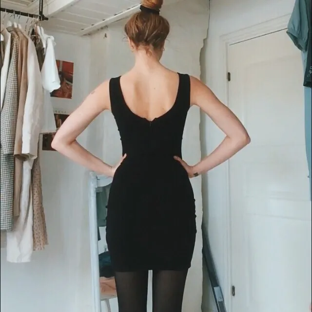 En svart tight klänning från bik bok i stl XS. Knappt använd. Har en häftig detalj vid bysten och sitter som en handske. Jag är 180cm lång. (Endast genom sendelse pga virus). Klänningar.