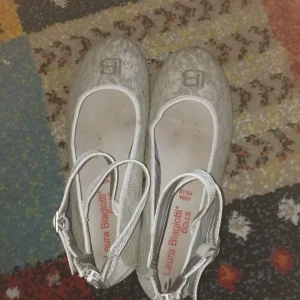 Skor - Fina skor för barn. Dom är använda några få gånger tyvärr lite fläckiga där av priset. ny pris 200kr. Frakt 30. inte inkluderat.