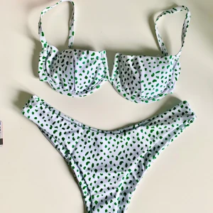 Bikini - Säljer denhär jättegulliga bikinin från Shein som tyvär är för liten för mig. Är i storlek M men skulle nog säga att toppen passar bättre för någon med lite mindre bröst!! Aldrig använd endast toppen är testad. Frakt tillkommer✨🌸🪐