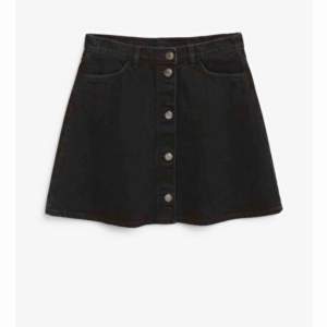 En svart jeans kjol från monki , slutsåld på hemsidan , inga hål eller sönder någonstans , köparen betalar frakt