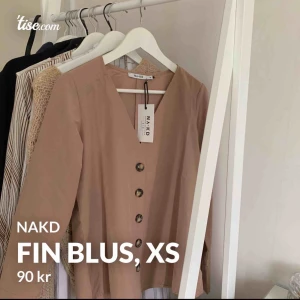  - Jättefin blus från NAKD, säljer blusen då jag inte använder den så ofta! Blusen är som ny och i jättefint skick! Köparen får stå för fraktkostnaden som tillkommer!🥰