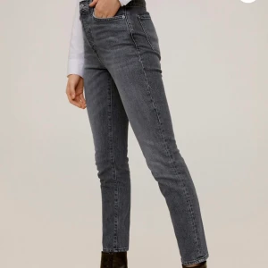 Jeans från Mango! - Gråvita jeans från Mango med slitna sömmar nertill. Använda ca 4 gånger. Köparen står för frakt!