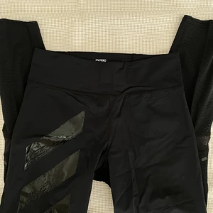 Adidas svarta träningstights  - Helt nya och oanvända träningstights från Adidas :) Frakt tillkommer <3