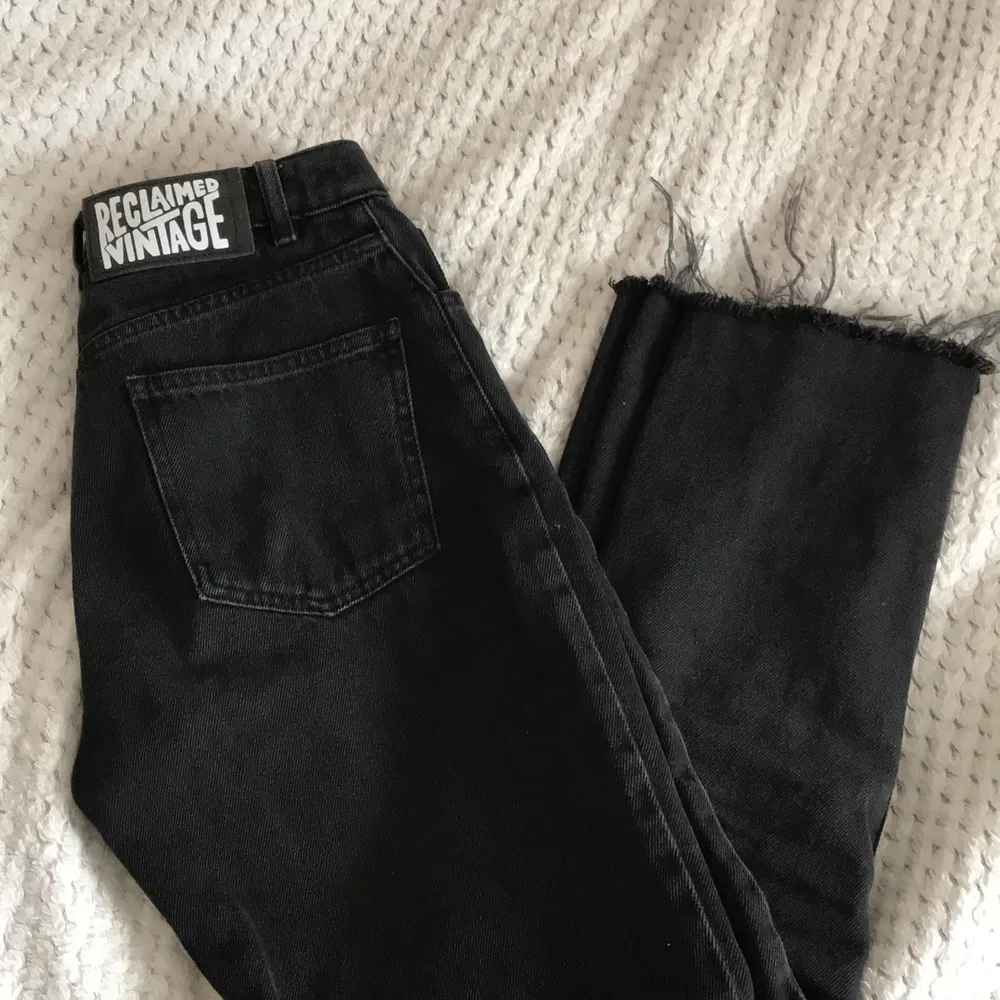 AS SNYGGA jeans från Reclaimed Vintage💜 Köpta här på Plick men tyvärr för små så säljer vidare. Insydda vid benen så de får en mer straight fit. Strl W 26, 66cm. Nypris 479kr. Jeans & Byxor.