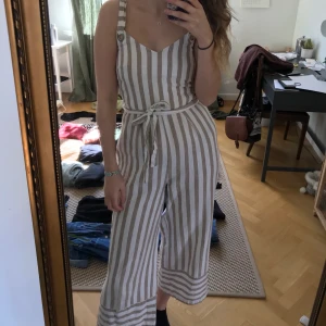 Jumpsuit!  - Superfin jumpsuit! Dragkedjan är lite trög på ett ställe. Jag är 173 cm. Frakt är inräknat i priset🌻