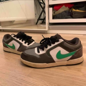  - Säljer dessa skor! Möts uppe eller fraktas 