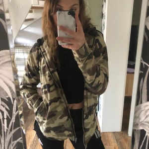 tunn jacka - en tunn millitär jacka ifrån hm, sparsamt använd men i bra skick! skriv för fler bilder :)