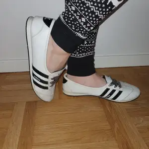 Nya Adidas Sneakers för kvinnor.  Läderstorlek 39. Välkommen.Ställ frågor, glad att svara dig😉