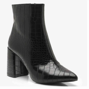 Svarta klackar - ASsnygga klackar från boohoo. Aldrig använda eftersom dom är för små för mig ☹️ nypris är 630kr.